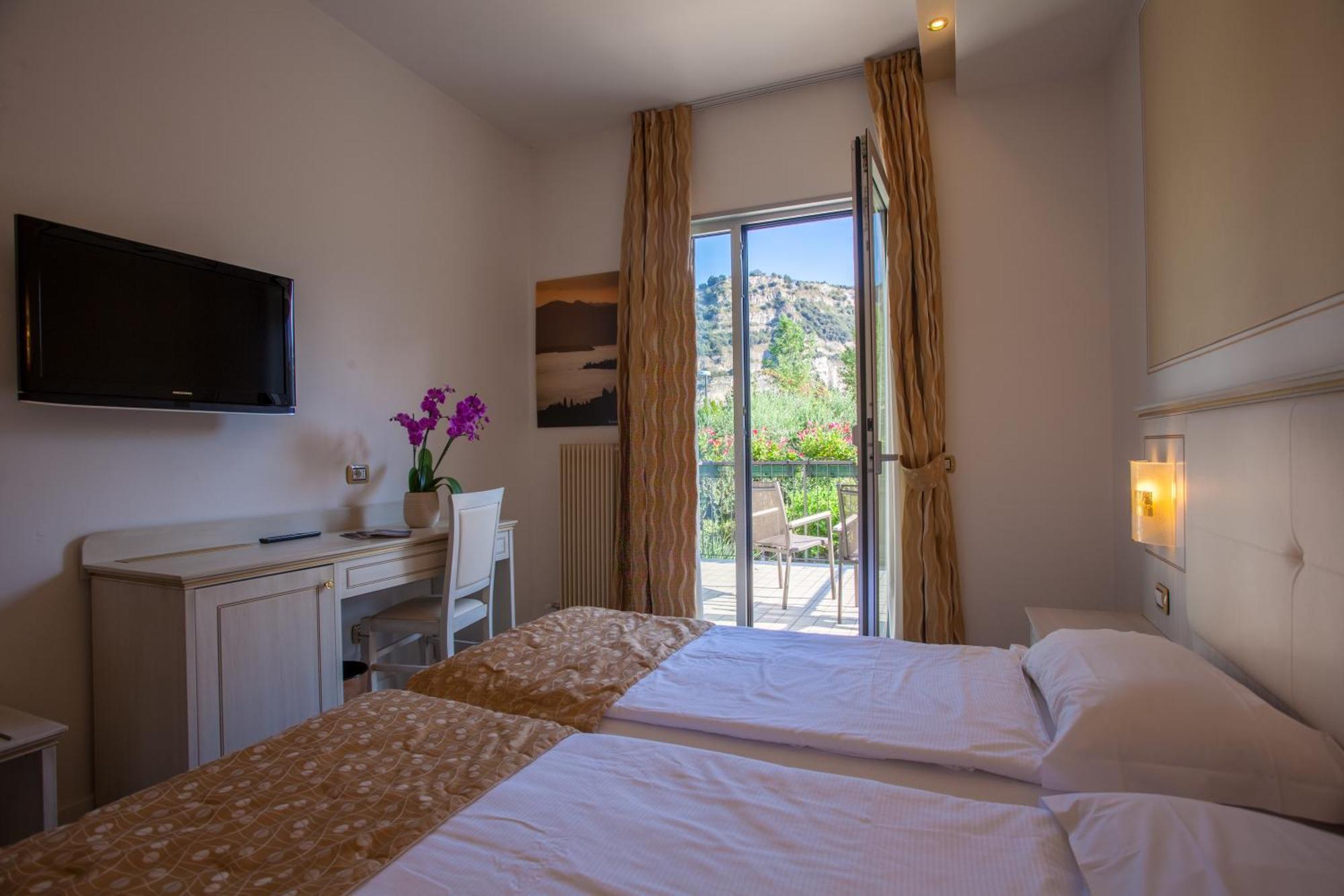 Hotel Lido Blu - Surf & Bike Torbole Sul Garda Phòng bức ảnh