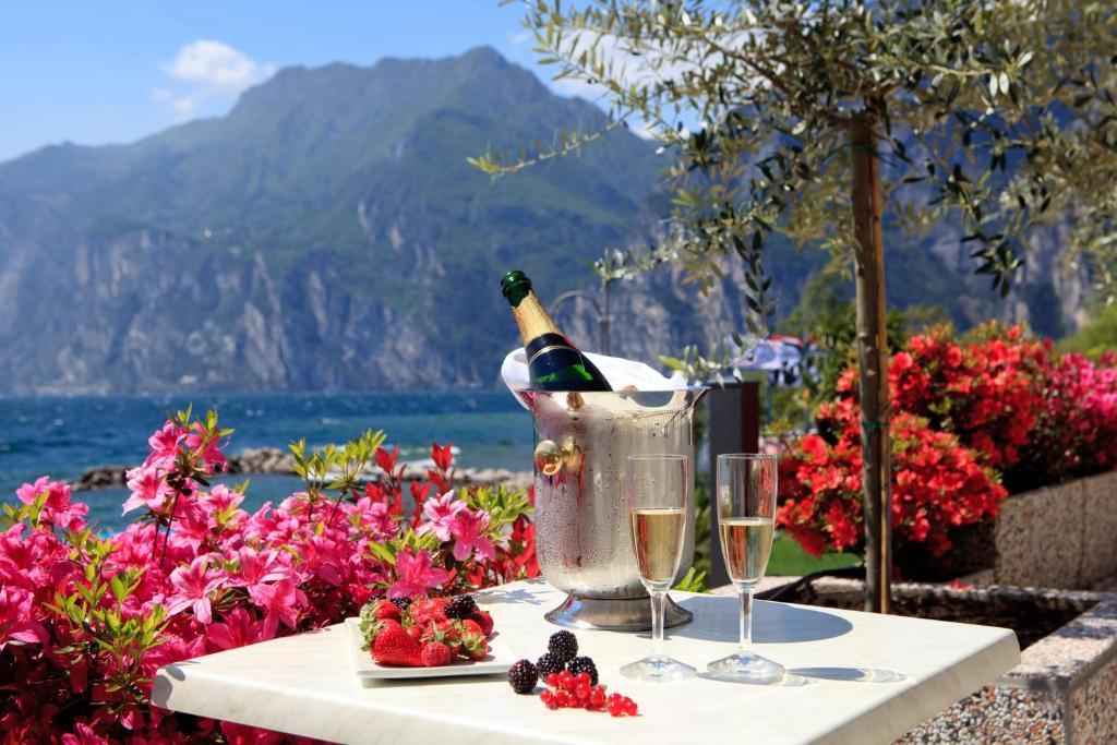 Hotel Lido Blu - Surf & Bike Torbole Sul Garda Ngoại thất bức ảnh