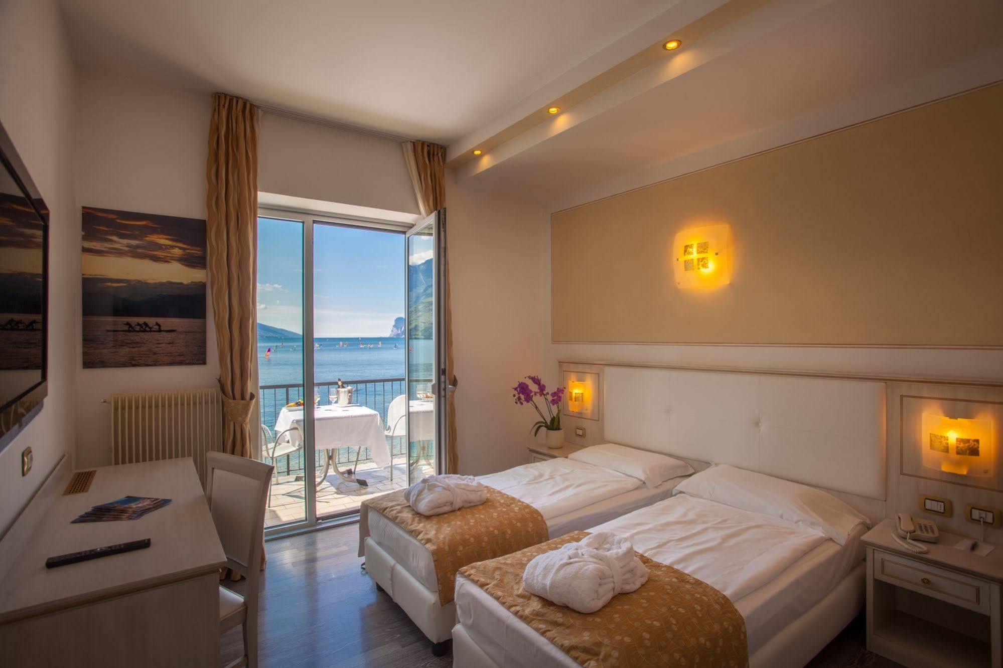 Hotel Lido Blu - Surf & Bike Torbole Sul Garda Ngoại thất bức ảnh