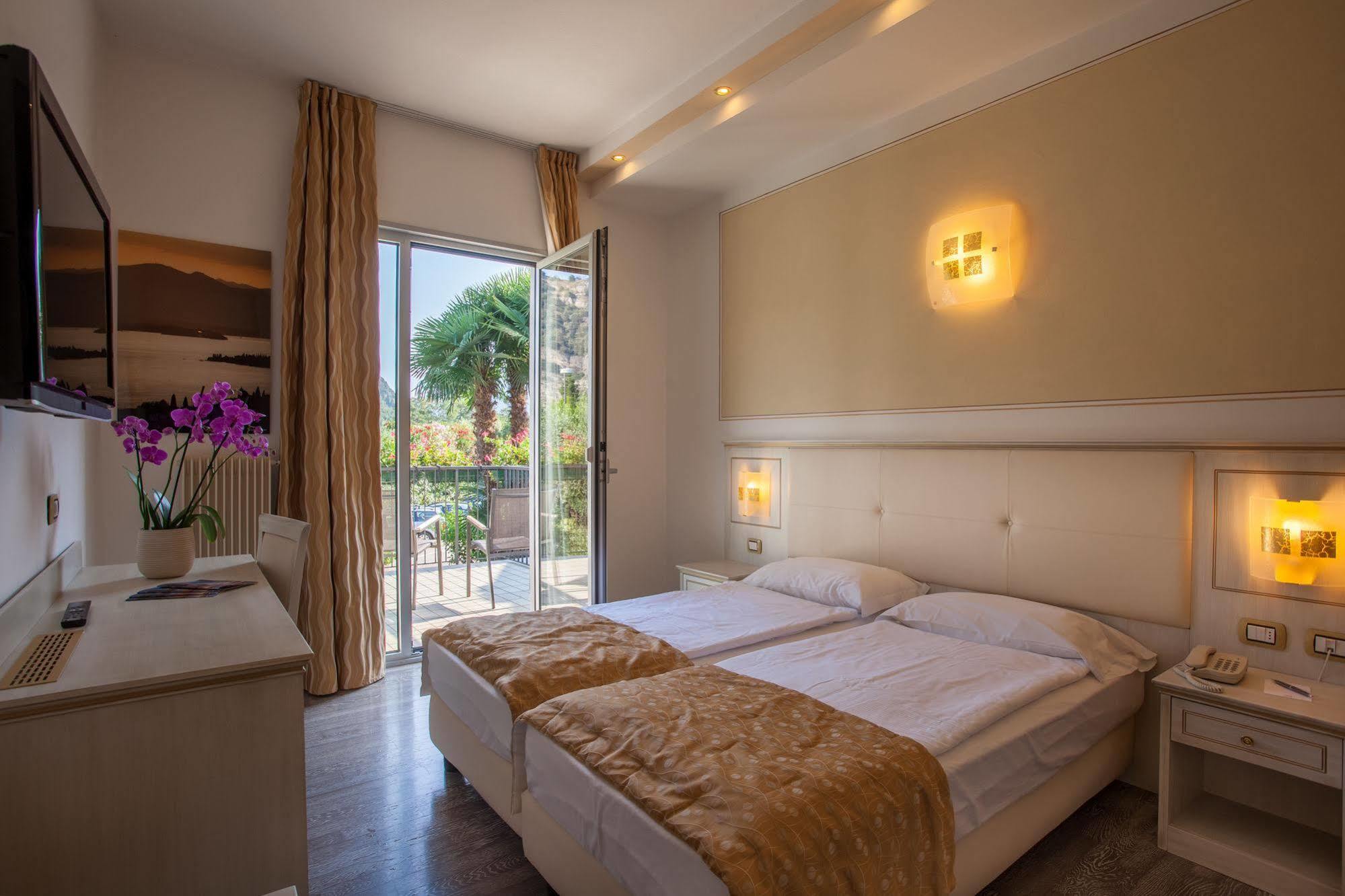 Hotel Lido Blu - Surf & Bike Torbole Sul Garda Ngoại thất bức ảnh