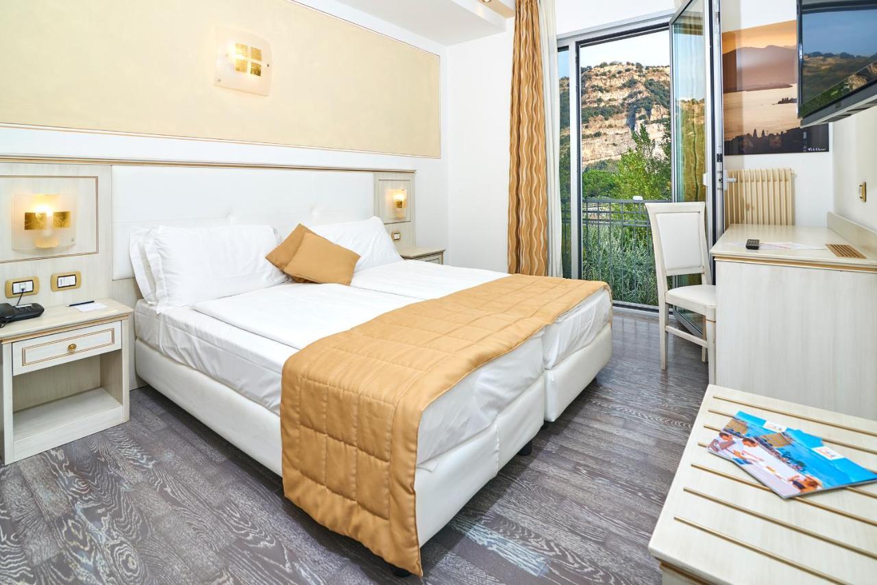 Hotel Lido Blu - Surf & Bike Torbole Sul Garda Ngoại thất bức ảnh